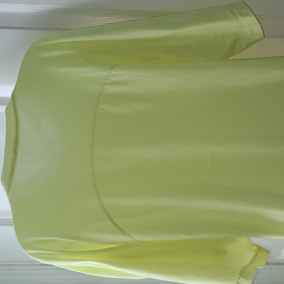 Very Pretty Textured Tee with Embroidered Flower Details | Size Large - Picture 3 of 6